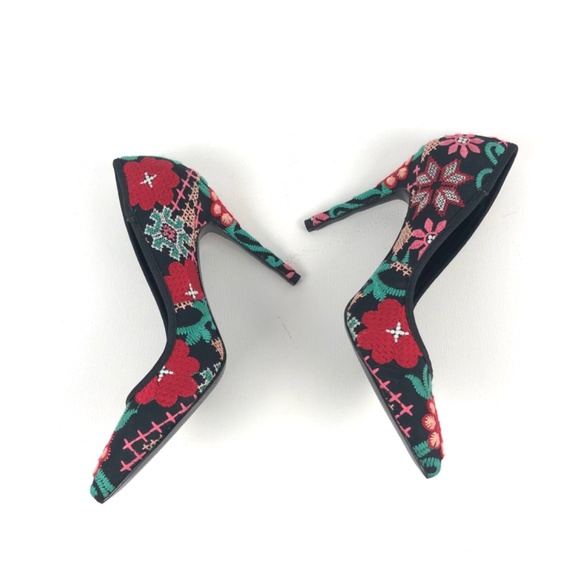 Charles David ‘Addie’ Floral Embroidered Pump - Picture 8 of 15